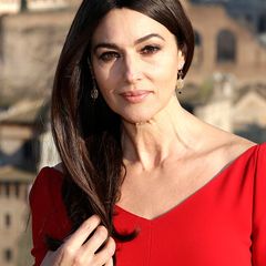 Wen interessiert schon das Alter von Bond-Girl Monica Bellucci, wenn man eine solche Schönheit mit glänzender, glatter Haarpracht auf der Leinwand bewundern.