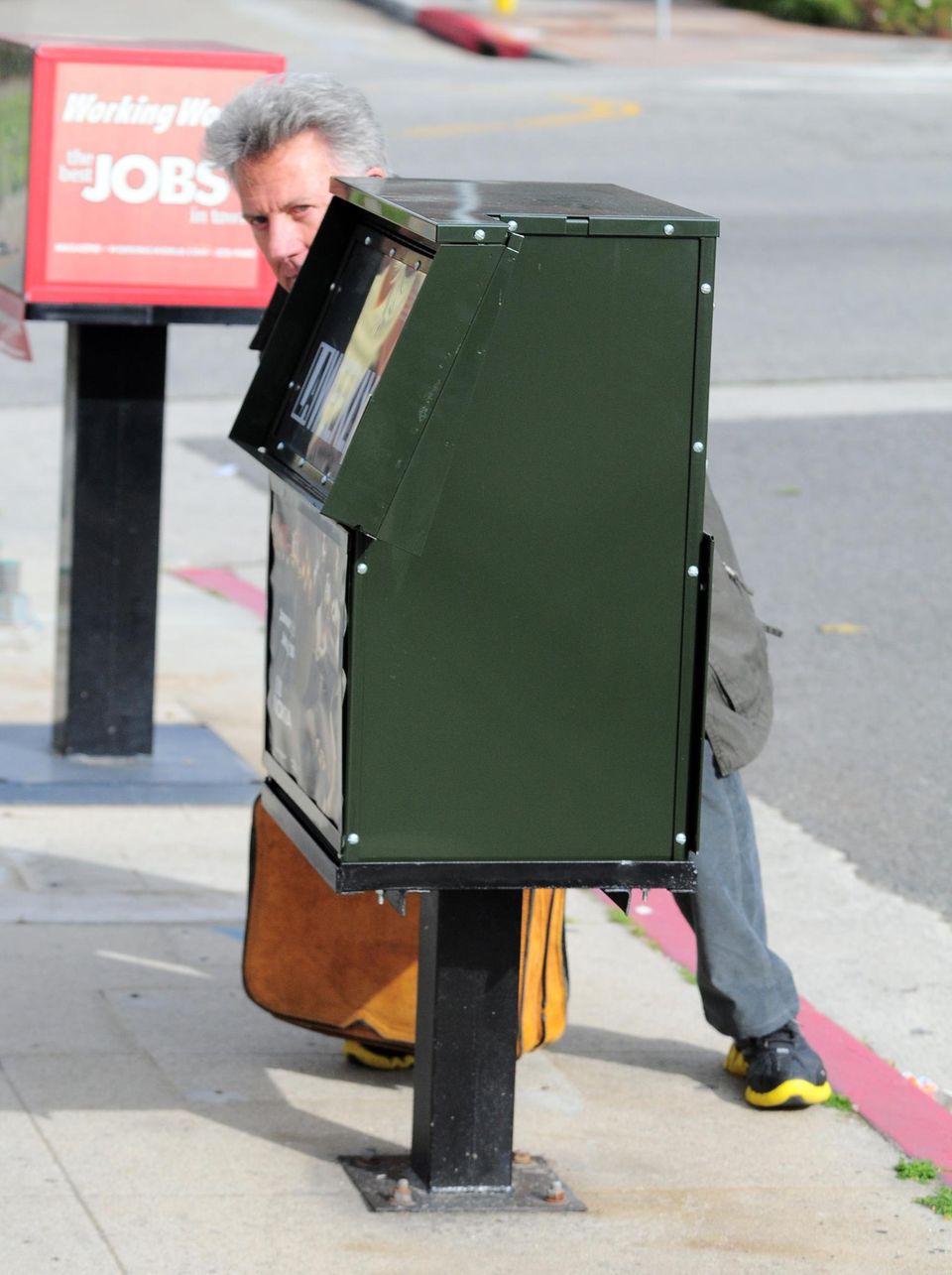 Ein Zeitungskasten dient hier als perfekte Tarnung für Dustin Hoffman, ganz sicher fällt er jetzt gar nicht mehr auf. Ein Zeitungskasten dient hier als perfekte Tarnung für Dustin Hoffman, ganz sicher fällt er jetzt gar nicht mehr auf.