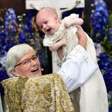 Der kleine Schreihals wird von Erzbischöfin Antje Jackelén getauft.