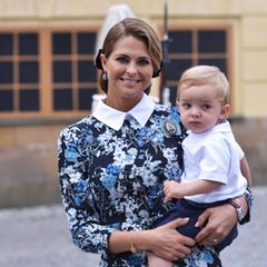 Prinz Nicolas schaut sich auf der Taufe von seinem Cousin Prinz Alexander, getragen von seiner Mama Prinzessin Madeleine, um. Vor einem Jahr war er das Taufkind.