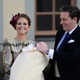 Die stolzen Eltern Prinzessin Madeleine von Schweden und ihr Mann, Chris O'Neill, verlassen nach der Taufzeremonie die Kirche.