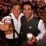 Oktoberfest 2015: Elyas M'Barek und sein "Fack ju Göhte 2"-Kollege Volker Bruch gehören zu den ersten Promis auf der Wiesn. "Herr Wölki und Herr Müller grüßen vom ‪#‎Oktoberfest‬! ‪#‎fackjutu‬", schreibt M'Barek zu dem Bild der beiden bei Facebook .
