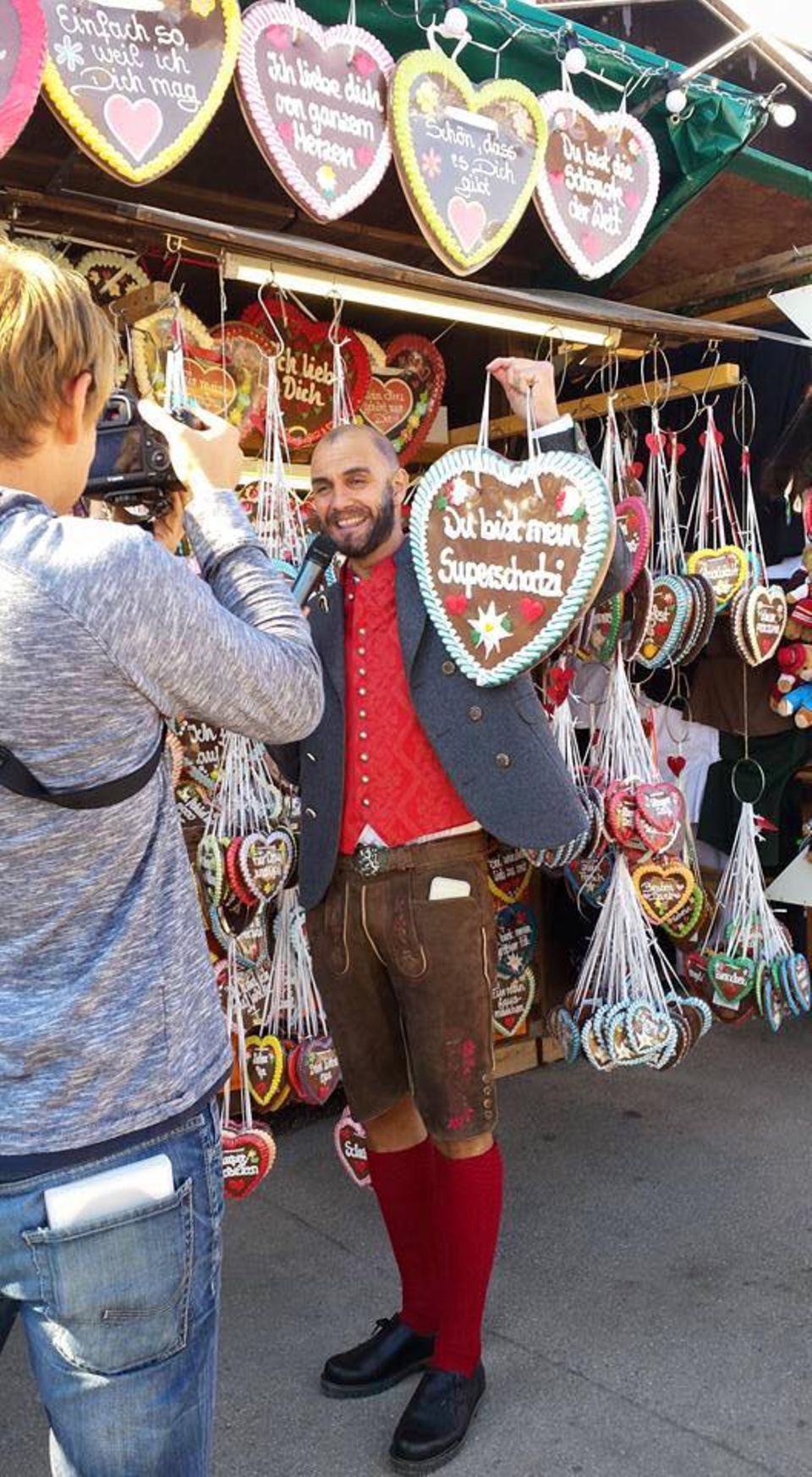 Matze Knop geht verkleidet als Bayern-Trainer Pep Guardiola über die Wiesn. Matze Knop geht verkleidet als Bayern-Trainer Pep Guardiola über die Wiesn.