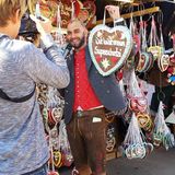 Matze Knop geht verkleidet als Bayern-Trainer Pep Guardiola über die Wiesn.