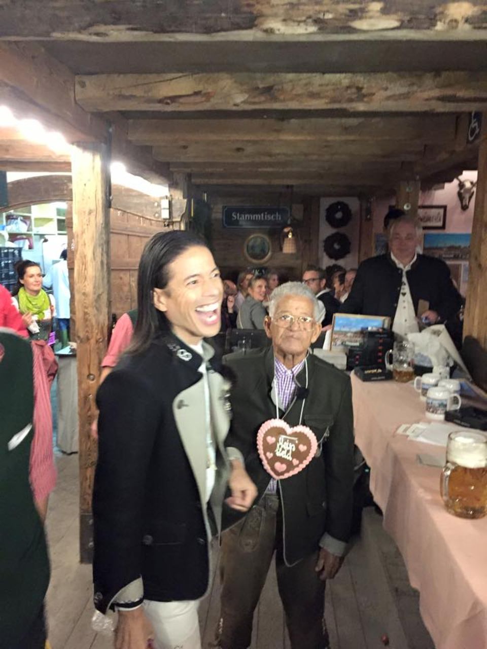 Jorge Gonzalez bringt seinen 94 Jahre alten Papi Gudelio mit auf die Wiesn. Jorge Gonzalez bringt seinen 94 Jahre alten Papi Gudelio mit auf die Wiesn.