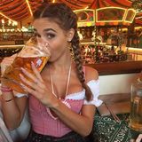 Ann-Kathrin Brömmel setzt das Maßglas an und trinkt einen großen Schluck.