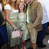 Dana Schweiger und ihre Tochter Emma tragen Partnerlook. Hardy Krüger jr. passt auch ganz gut dazu.