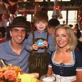 Philipp Lahm genießt eine Brotzeit mit Ehefrau Claudia und Sohn Julian.