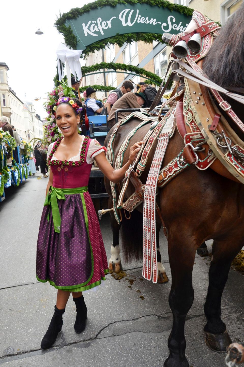 Barbara Becker nimmt am Wiesn-Einzug der Festwirte und Brauereien teil.