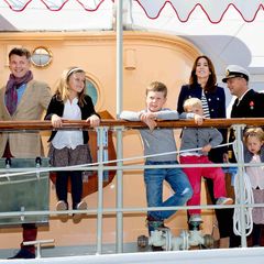Juli 2014  Eine viel beachtete Reise: Mit der ganzen Familie reist das Kronprinzenaar mit der königlichen Jacht "Dannebrog" nach Grönland. Mit dabei sind nicht nur die beiden Großen, Christian und Isabella. Auch Vincent und Josephine sind mit von der Partie.