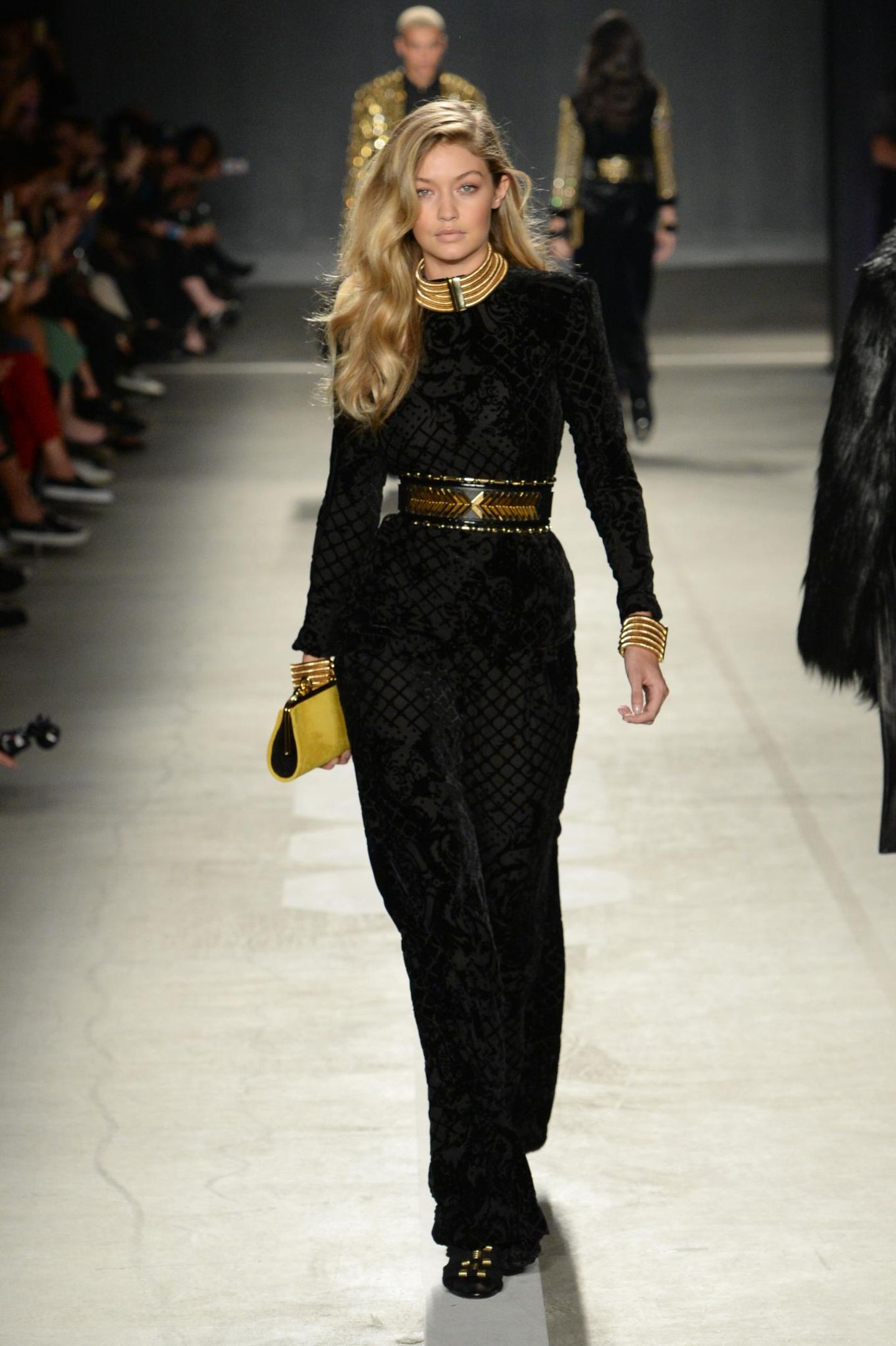 Auch hier wieder die Lieblingskombi von Balmain: Schwarz und Gold an Model Gigi Hadid.