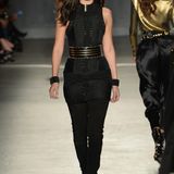 Bella Hadid , die Schwester von Model Gigi Hadid, trägt auch Schwarz. Hingucker ist der breite Gürtel mit Gold-Details.