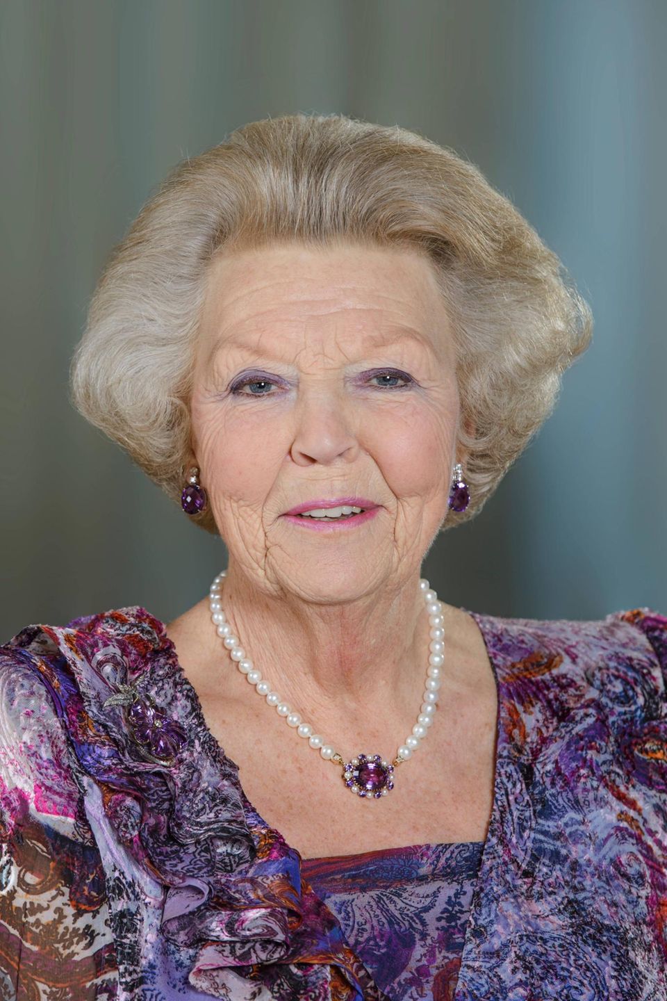 Prinzessin Beatrix war vom 30. April 1980 bis zum 30. April 2013 Königin der Niederlande. Mit ihrem 2002 verstorbenen Mann Prinz Claus hat sie drei Söhne: Willem-Alexander, der jetzige König, Prinz Friso (†2013) und Prinz Constantijn.