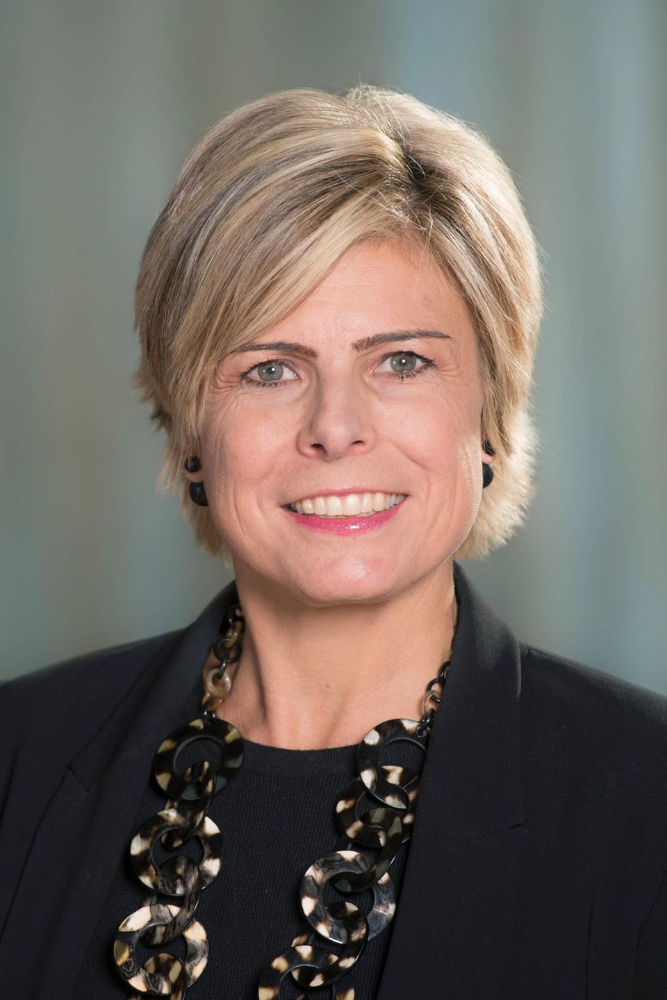 Prinzessin Laurentien ist die Frau von Prinz Constantijn, dem jüngeren Bruder von König Willem-Alexander.  Das Paar hat drei Kinder: Eloise, Claus-Casimir und Leonore.
