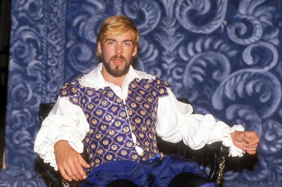 Vom TV-Serienarzt zum Fürsten? Sascha Hehn posiert 1989 mit Bart, zotteligen Haaren und Pumphosen auf einer Art Thron.