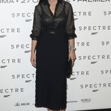 Heiße Kurven in schwarzen Fransen: Mit einem eleganten, aber ungewöhnlich experimentellen Look von Azzedine Alaïa posiert Monica Bellucci bei der "Spectre"-Vorführung in Rom für die Fotografen.