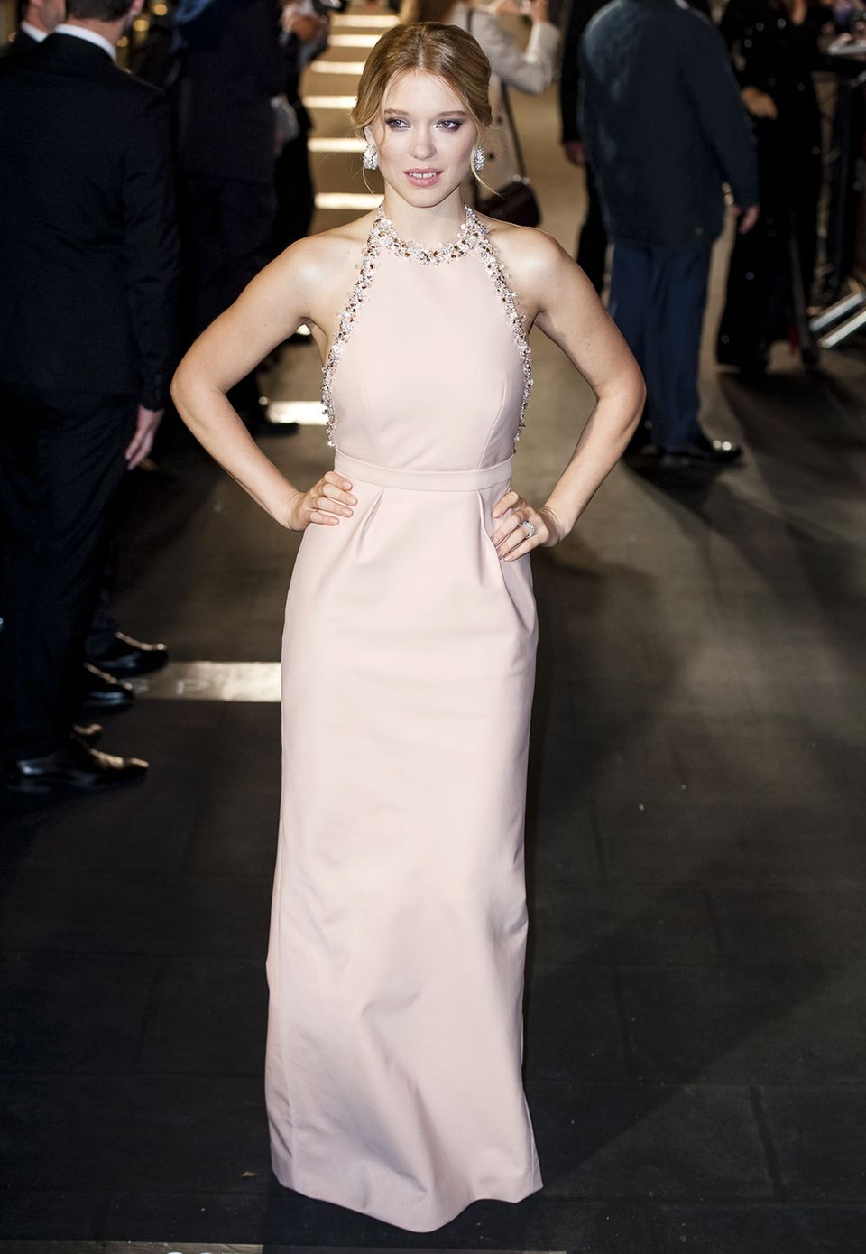 Bond-Girl Léa Seydoux setzt in Paris auf einen femininen Nude-Look mit verziertem Saum von Miu Miu.