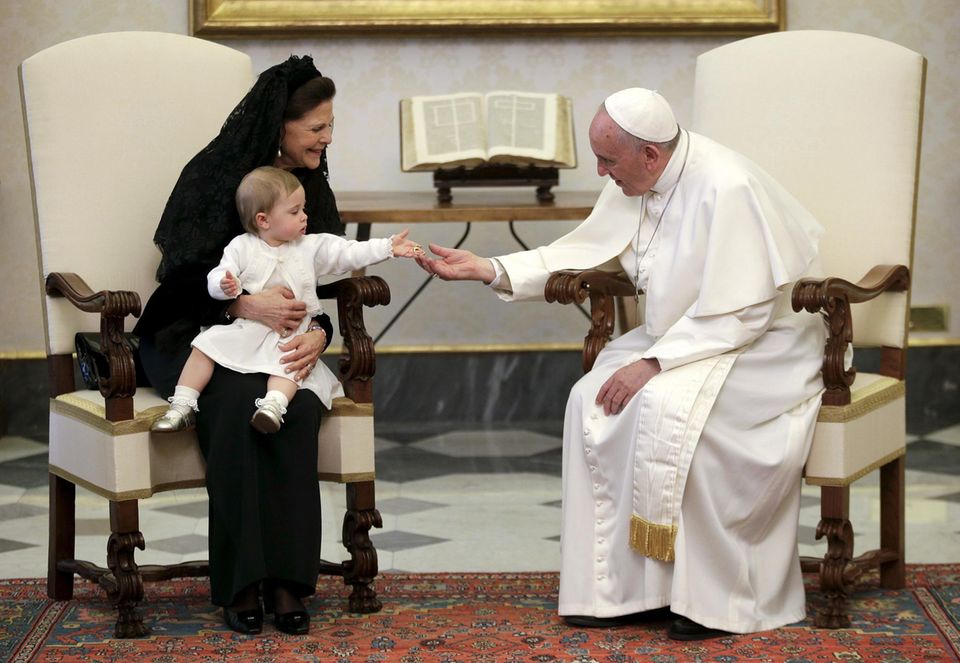 Im April 2015 reist Königin Silvia, in Begleitung von Tochter Madeleine und Schwiegersohn Chris O'Neill zu Papst Franziskus nach in den Vatikan. Enkelin Leonore ist mit dabei - und zeigt sich auf Omas Schoss ganz unbeeindruckt vom päpstlichen Ambiente. Bereitwillig gibt sie dem Pontifex einen goldenen Anhänger. Die Königin scheint es zu amüsieren. Im April 2015 reist Königin Silvia, in Begleitung von Tochter Madeleine und Schwiegersohn Chris O'Neill zu Papst Franziskus nach in den Vatikan. Enkelin Leonore ist mit dabei - und zeigt sich auf Omas Schoss ganz unbeeindruckt vom päpstlichen Ambiente. Bereitwillig gibt sie dem Pontifex einen goldenen Anhänger. Die Königin scheint es zu amüsieren.