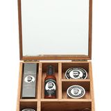 Öl, Wachs und Kamm – die "Percybox" von Percy Nobleman hält alles parat, was ein Mann für die Pflegesession seines Bartes braucht. Gesichtshaar-Einsteiger werden nicht nur an den Produkten ihren Spaß haben, sondern auch an den Anleitungen: Sie sind als Comic gestaltet. Ca. 215 Euro