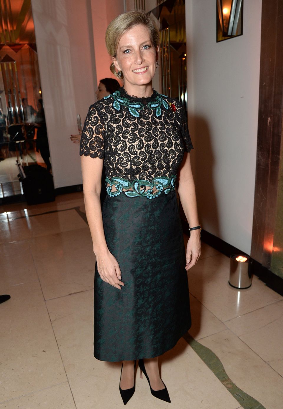 Gräfin Sophies Outfit kommt uns bekannt vor! Shailene Woodley hatte das Spitzenkleid von Mary Katrantzou im August auch schon an. Gräfin Sophies Outfit kommt uns bekannt vor! Shailene Woodley hatte das Spitzenkleid von Mary Katrantzou im August auch schon an.