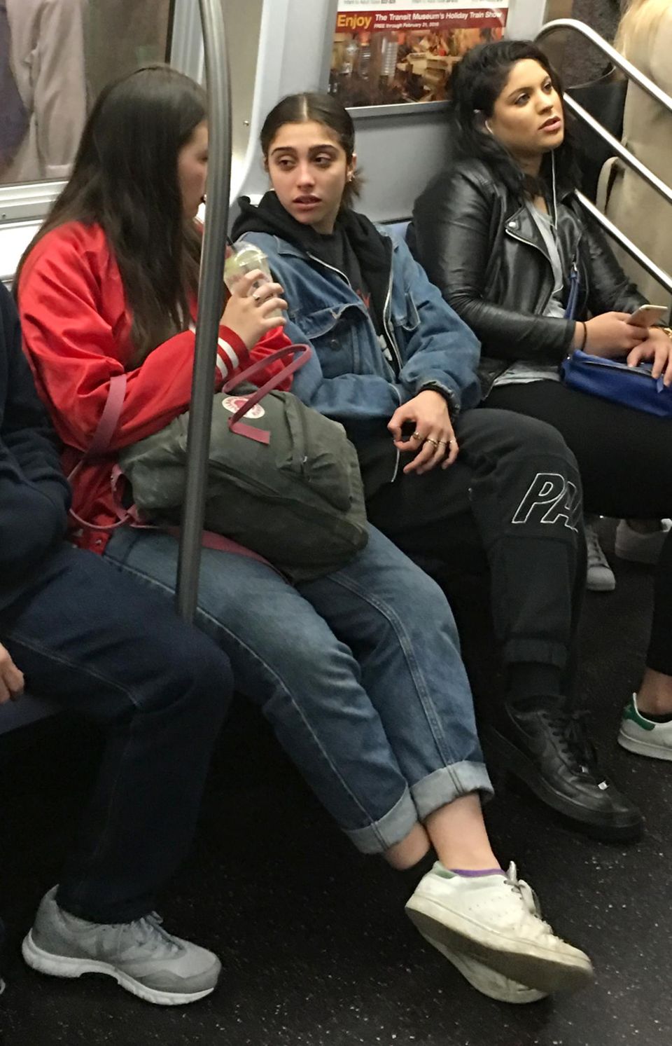 Madonnas Tochter Lourdes Leon steigt in Mnhattan in die U-Bahn und mischt sich unauffällig unter die Leute.