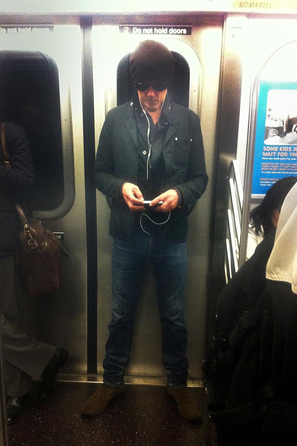 Kevin Bacon spielt in der U-Bahn am liebsten Solitaire oder Backgammon. Vielleicht auch besser so, denn das Handy ist ihm hier auch schon einmal gestohlen worden.