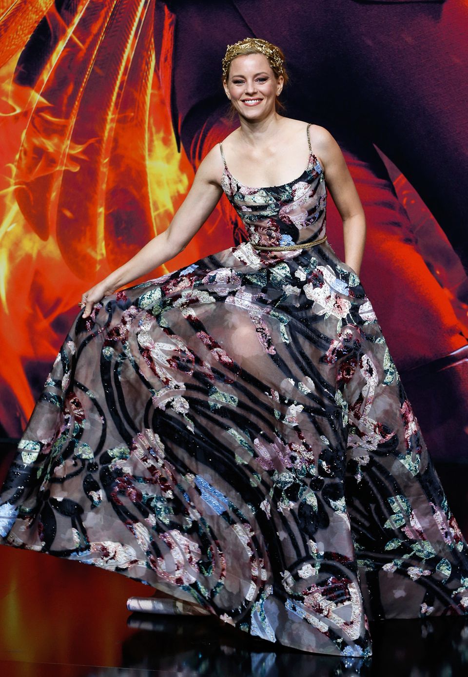 Auch Elizabeth Banks musste aufpassen, nicht auf den Saum ihrer wunderschönen Blütenrobe von Elie Saab Couture zu treten. Auch Elizabeth Banks musste aufpassen, nicht auf den Saum ihrer wunderschönen Blütenrobe von Elie Saab Couture zu treten.