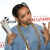 Sängerin Tinashe hat auch die Posen von Snoop Dogg drauf.