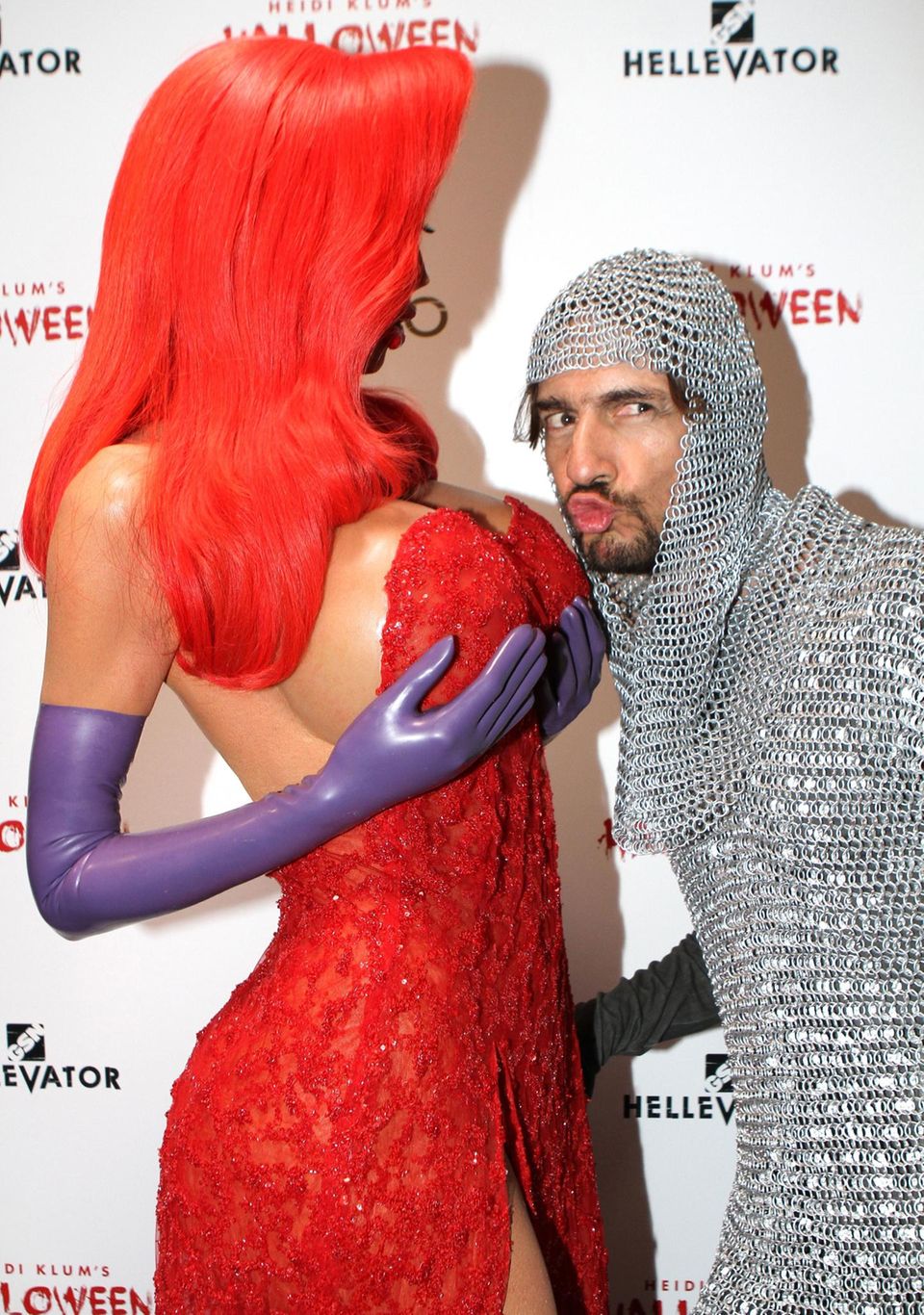 Thomas Hayo darf auf einer Party seiner Freundin und "GNTM"-Kollegin Heidi Klum natürlich nicht fehlen. Als Ritter kommt er "Jessica Rabbit" ganz schön nahe.