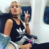 Model Lena Gercke freut sich auf Rio: Im Flieger wird erst mal ne Runde Brasilianisch-Portugiesisch geübt.