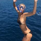 Ganz schön mutig: Model Lena Gercke springt ins Wasser, um neben einem Walhai zu schnorcheln.