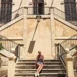 Strand kann jeder: Lena Gercke verbringt gerade einige freie Tage im sonnigen Italien. Auf dem Tagesprogramm steht diesmal schlendern durch die Stadt. Die Treppenstufen eines Gebäudes bieten eine schöne Kulisse für ein Urlaubsfoto.