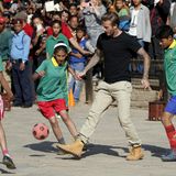 David Beckham kickt mit den Kindern, um Spenden für die UNICEF zu sammeln.