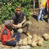 Als Botschafter des Fußballs möchte er den Menschen seine Leidenschaft näher bringen. An seinem ersten Tag bastelt Beckham Fußbälle aus Bananenbaumblättern.