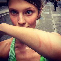 Autsch! Constance Jablonski präsentiert auf Instagram die Spuren ihres harten Trainings. Das sogenannte "Jump Rope"-Workout, zu Deutsch Springseil, ist eine effektive und beliebte Variante unter den "Victoria's Secret"-Models, um Kalorien zu verbrennen und die Kondition zu verbessern.
