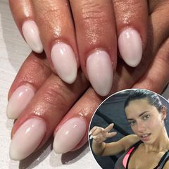 Als Chef-Engel der "Victoria's Secret" Fashion Show weiß Adriana Lima genau, worauf es bei den Vorbereitungen ankommt. Von Kopf bis Fuß muss alles makellos sein. Dafür setzt die brasilanische Schönheit auf eine Kombination aus hartem Training und ausführliche Besuche im Beauty-Salon.