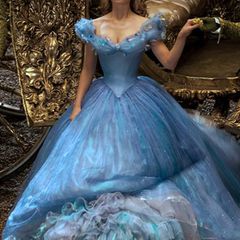 Bezaubernd naiv und liebenswert spielt Lily James die Cinderella, deren böse Stiefmutter und fiese Stiefschwestern versuchen, ihr das Leben zur Hölle zu machen.