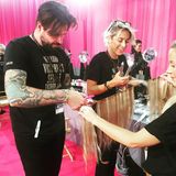 Auch Engel sind nicht perfekt: Für das Extra-Volumen auf dem Catwalk helfen die Haarprofis backstage mit Extensions nach. Diese werden - schon bevor sie an den Kopf der Models kommen - geglättet und gestylt.