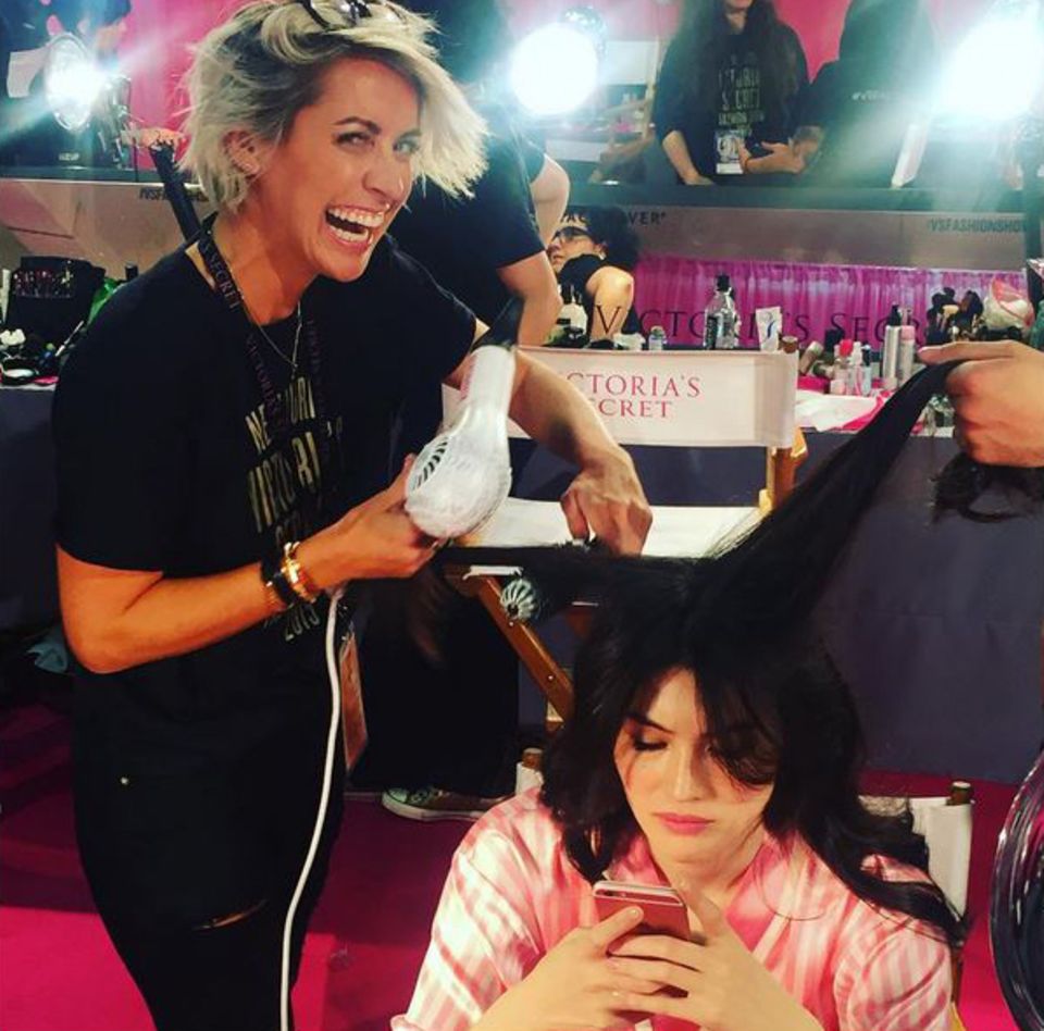 Glätten, föhnen, legen - Die Hair-Stylistin Riawna Capri, die unter anderem auch für die Frisuren von Nina Dobrev, Emma Roberts und Julianne Hough verantwortlich ist, hat hinter den Kulissen alle Hände voll zu tun. Glätten, föhnen, legen - Die Hair-Stylistin Riawna Capri, die unter anderem auch für die Frisuren von Nina Dobrev, Emma Roberts und Julianne Hough verantwortlich ist, hat hinter den Kulissen alle Hände voll zu tun.