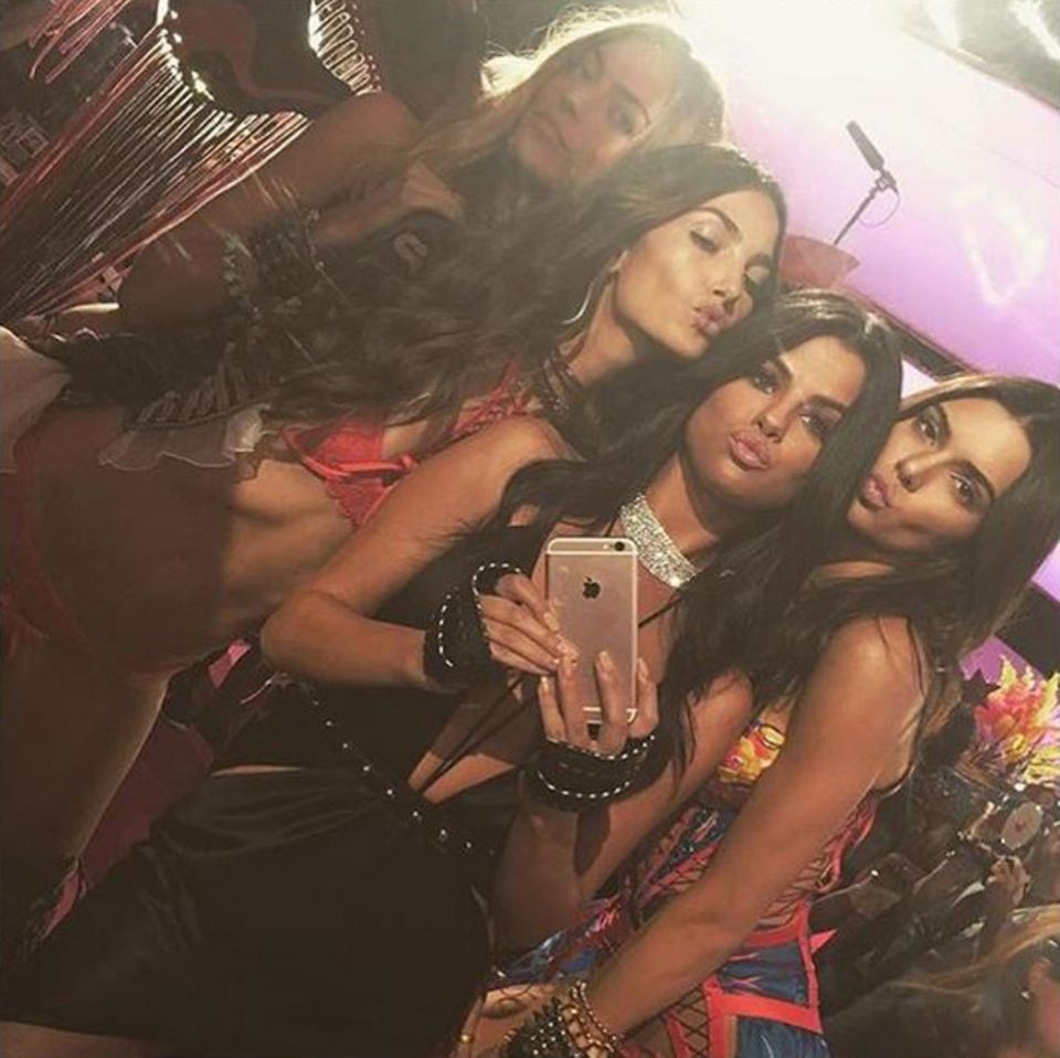 Dass Selena Gomez gar kein Model, sondern lediglich einer der Live-Acts ist, fällt bei diesem Mirror-Selfie mit ihren Freundinnen Kendall Jenner, Lily Aldridge und Martha Hunt gar nicht auf.