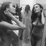 Während die ersten Models im Hintergrund bereits in ihre Dessous schlüpfen, macht Monika Jagaciak noch einmal den Spiegel-Selbst-Check.