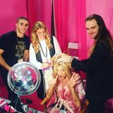 Die Lockenstäbe laufen an diesem Abend mehr als nur heiß: Star-Stylistin Sarah Potempa verpasst den Models höchstpersönlich ihre Traumwellen.