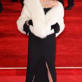 Joan Collins bringt den Glamour auf den roten Teppich der Weltpremiere.