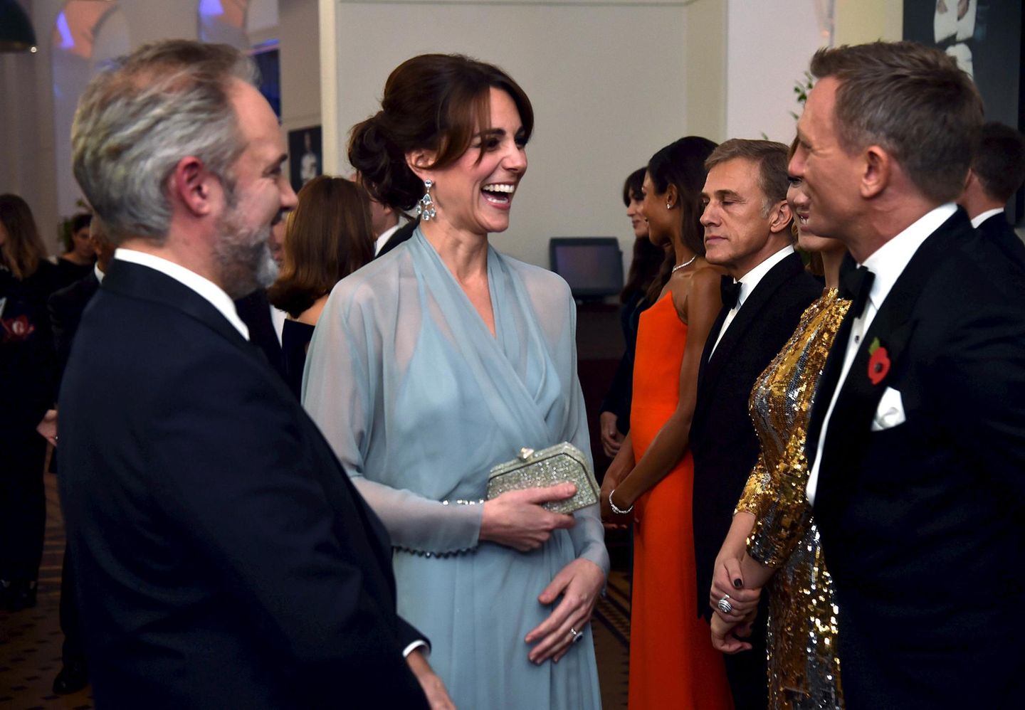 Herzogin Catherine begrüßt "James Bond"-Darsteller Daniel Craig vor der Premiere persönlich.