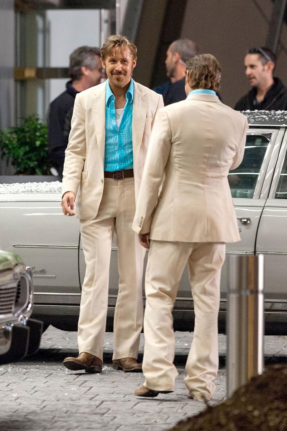 Bei den Dreharbeiten für den Film "The Nice Guys" in Atlanta steht Ryan Gosling ein Stunt Double zur Seite. Bei den Dreharbeiten für den Film "The Nice Guys" in Atlanta steht Ryan Gosling ein Stunt Double zur Seite.
