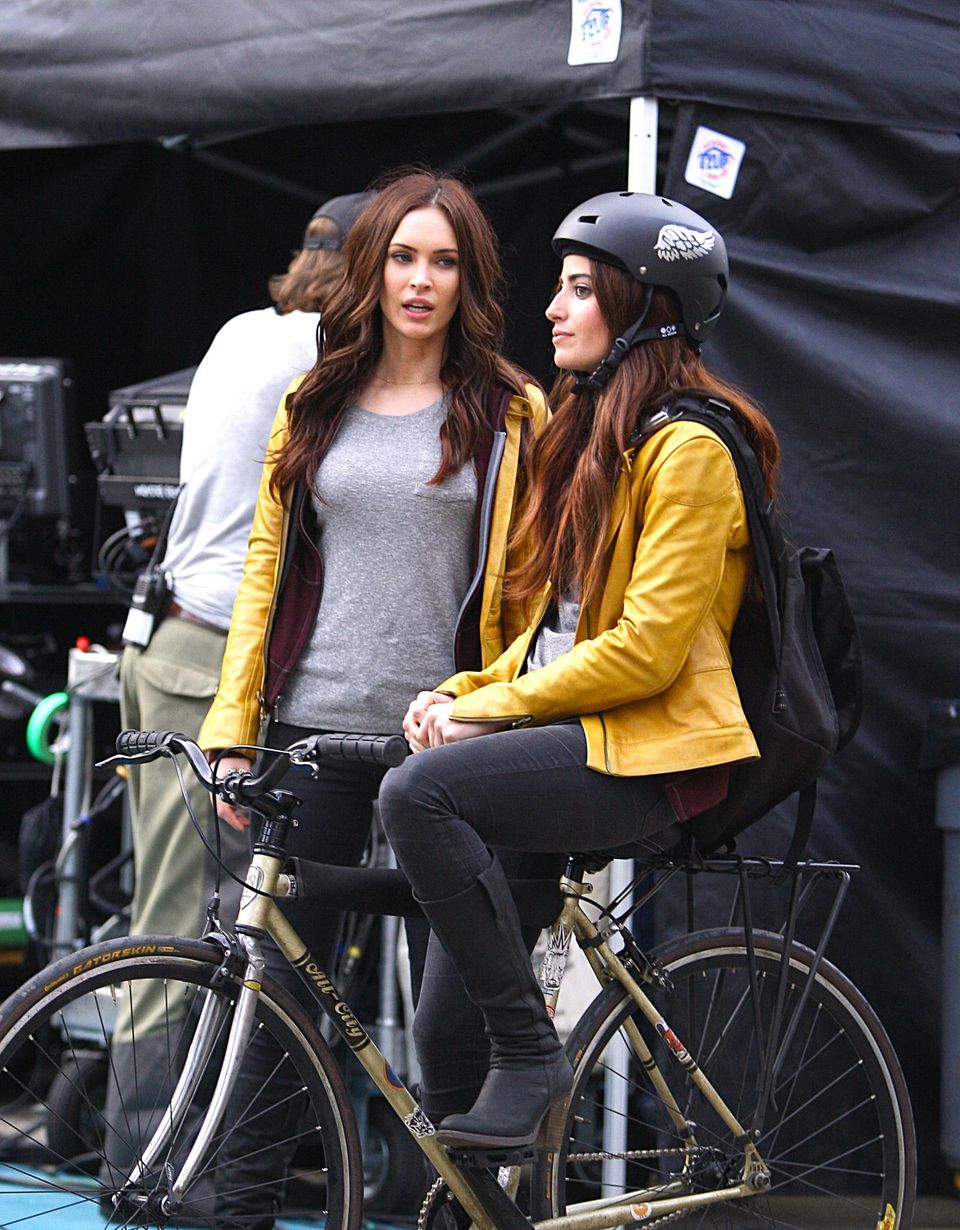 Am Set von "Teenage Mutant Ninja Turtles" in New York tauschen sich Megan Fox und ihr Double aus. Am Set von "Teenage Mutant Ninja Turtles" in New York tauschen sich Megan Fox und ihr Double aus.