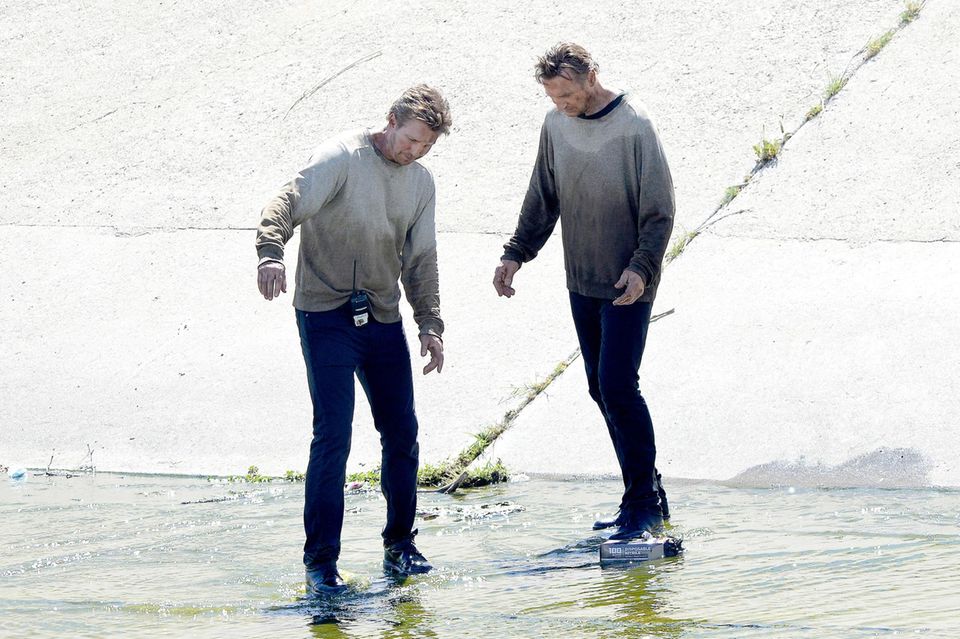 Liam Neeson steht für "Taken 3" vor der Kamera und mit ihm im Los Angeles River sein Double.