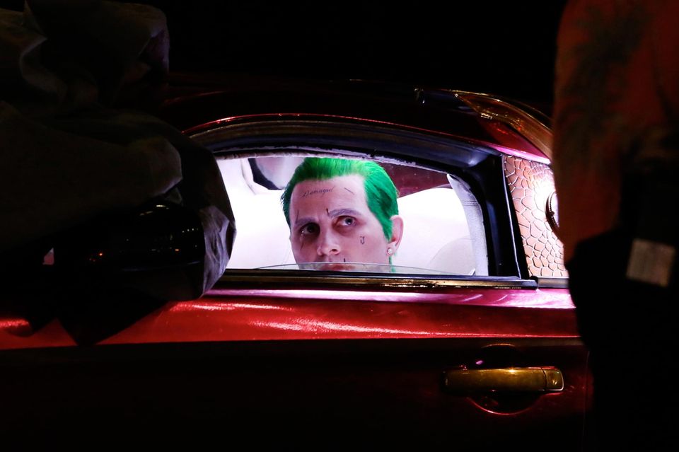 Jared Leto spielt in "Suicide Squad" den Joker. Bei den Dreharbeiten im kanadischen Toronto darf er nicht selber ans Steuer des G35 Coupe. Das übernimmt ein Stuntman. Jared Leto spielt in "Suicide Squad" den Joker. Bei den Dreharbeiten im kanadischen Toronto darf er nicht selber ans Steuer des G35 Coupe. Das übernimmt ein Stuntman.