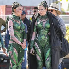 Zum Verwechseln ähnlich sehen sich Elizabeth Banks (r.) und ihr Stunt Double bei den Dreharbeiten für den neuen "Power Rangers"-Film in Vancouver.