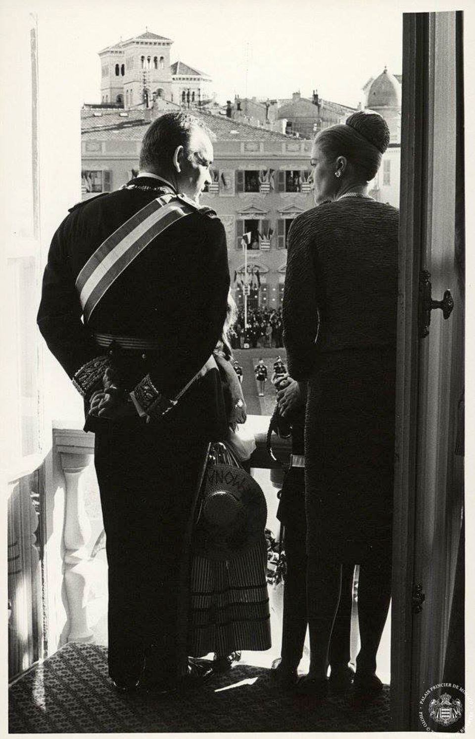 Fürst Rainier und Fürstin Gracia Patrica zeigen sich 1962 ihren Untertanen. Vor ihnen auf dem Balkon ihre beiden Kinder.